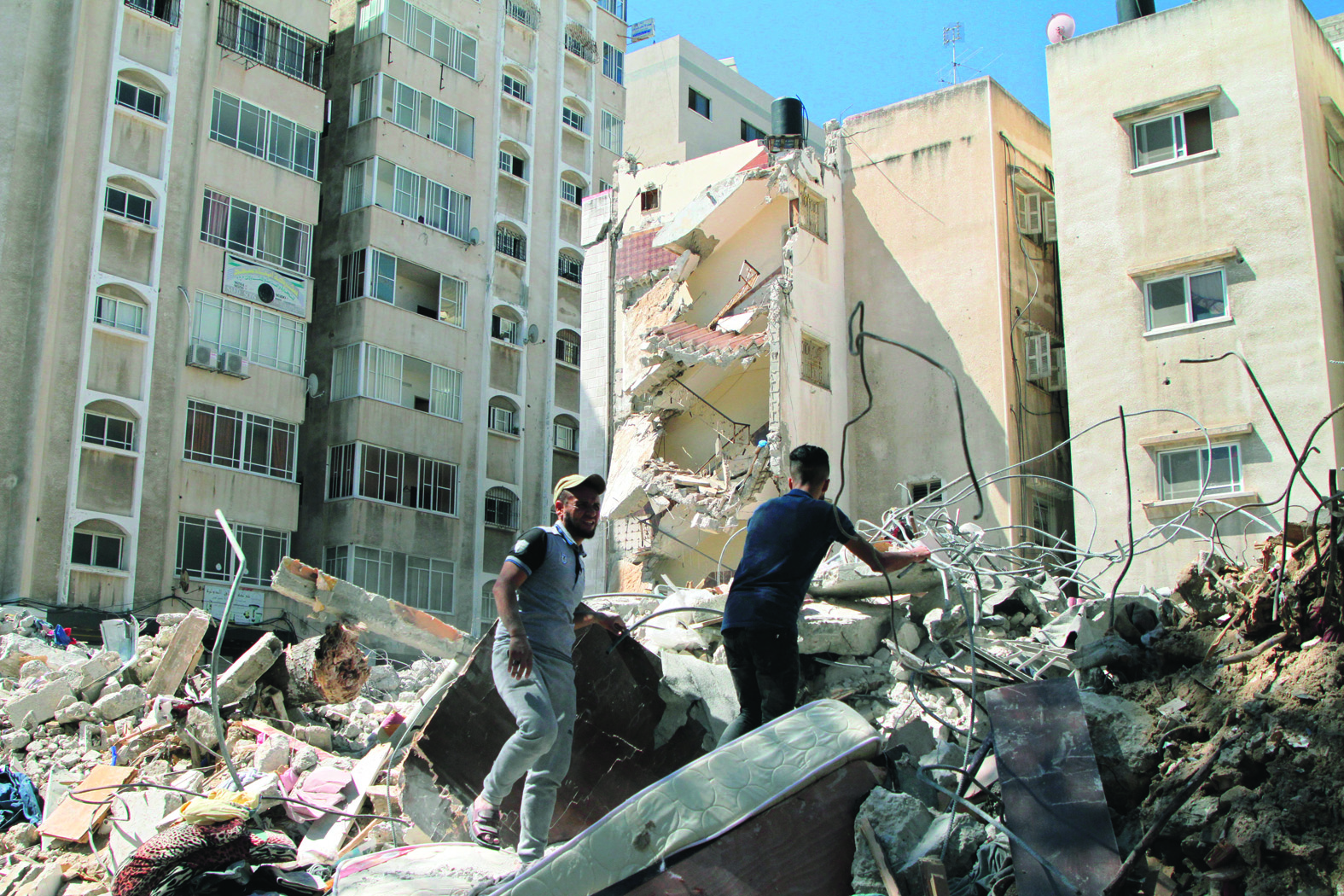巴以爆发激烈冲突，150枚火箭弹从天而降，大批战机随后杀到_加沙