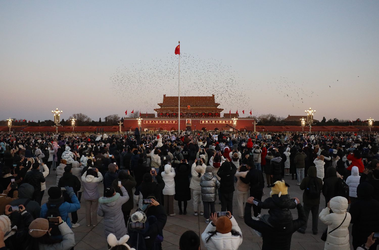 庆祝新中国73周年华诞，天安门广场举行升旗仪式