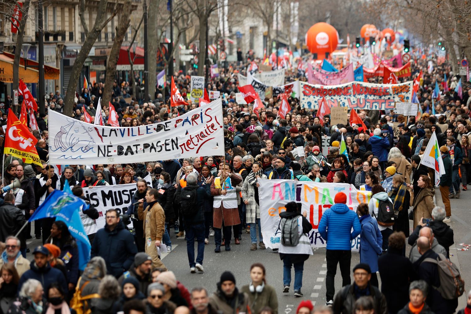 9张照片：经历“黄背心”抗议后的巴黎|巴黎人报|咖啡馆|街道_新浪新闻