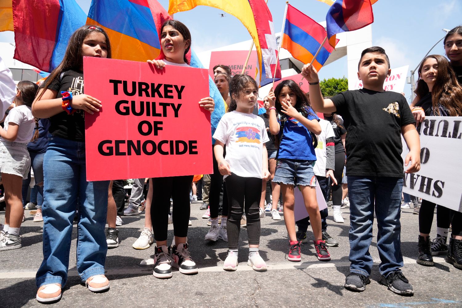 阿塞拜疆亚美尼亚冲突抗议 编辑类照片. 图片 包括有 强制, 保卫, 媒体, 人力, 法律, 演示, 人群 - 69594731