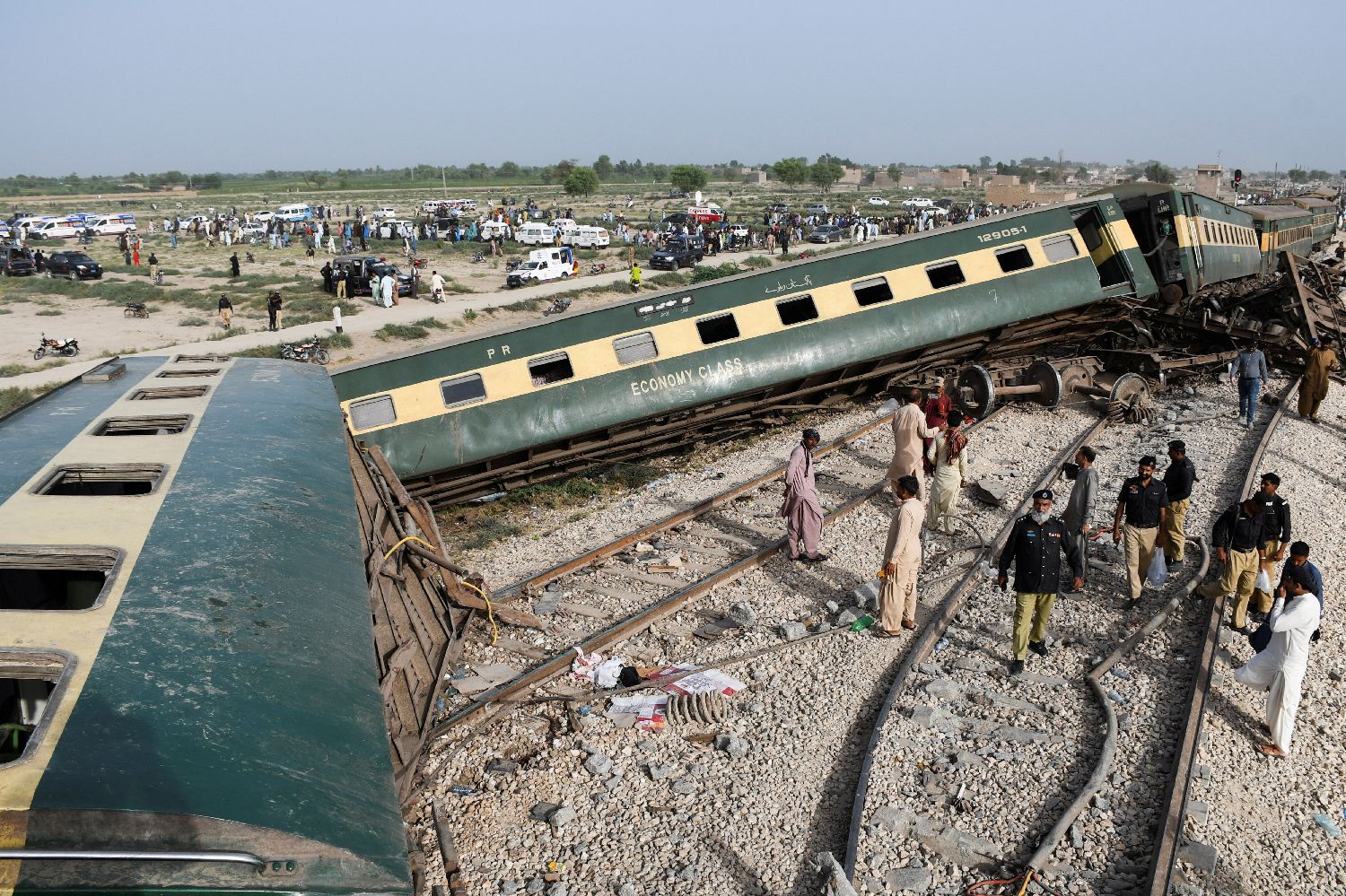 印度孟买郊区一火车脱轨 无人员受伤_凤凰网视频_凤凰网