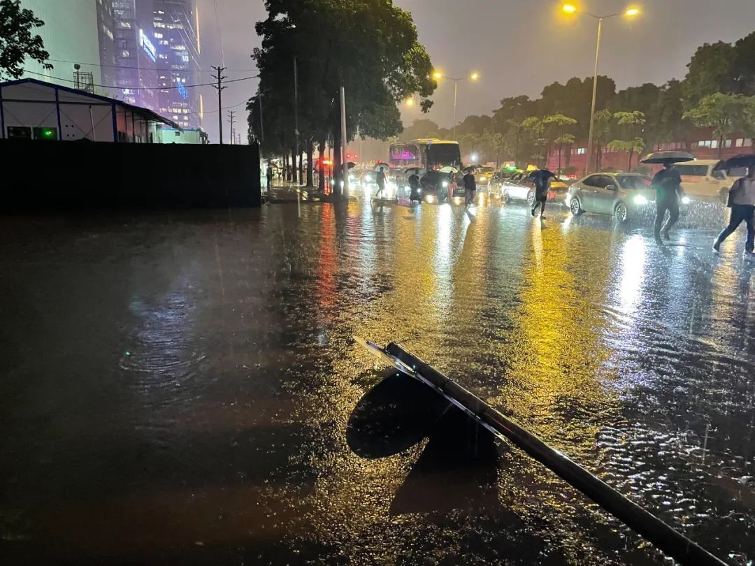 升级！珠海发布全市暴雨红色预警信号_深圳发布今年首个暴雨红色预警_雨量_局部